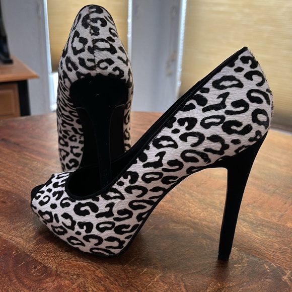 Guess Women's Honora Platform Pumps - Picture 3 of 12